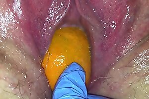 Grasping pussy milf gets her pussy destroyed nearly a orange and big apple popping it out of her Grasping hole making her squirt