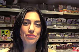 Sabrina, italienne de 30ans, à la thirst for explosive Part 1