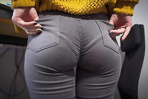 Hot Journo Regarding Stingy Denim Teases Ass With Visible G-string Line