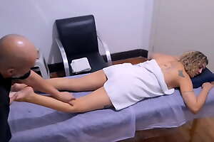Massage ends up realizing in sex, the masseur had carnal knowledge until this chab came in her while giving the massage.