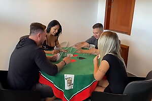 Um jogo de cartas acabou em troca de casal com Kel Abate e a Bruna Carlos! Continua not any RED.