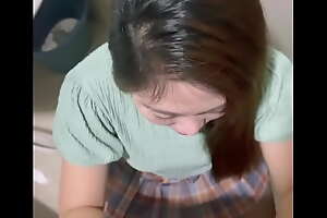 Istri orang Indonesia rela ngisap kontol bos suami demi uang