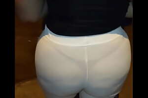 ENCUENTRO UNA MADURA PUTA EN LA CALLE Y ME SACA TODA LA LECHE