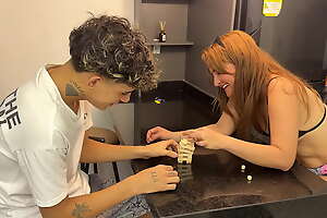 Mi madrastra de culo muy grande hace una apuesta conmigo y hago trampa para cogermela rico.