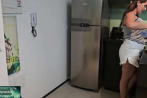 Mama Studio em Cunhado chega antes attain irmão em casa e cunhada oferece a janta para ele